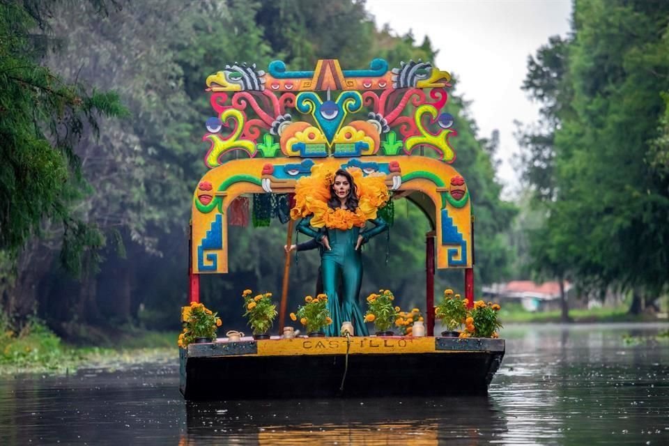 La cantante María León grabó hace unos días en Xochimilco un promocional del Desfile Internacional de Día de Muertos, que se realizará próximamente en la Ciudad de México.