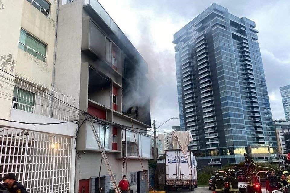 Un hombre de 64 años resultó con quemaduras de segundo grado en todo el cuerpo tras un incendio en Lomas del Chamizal, Cuajimalpa.
