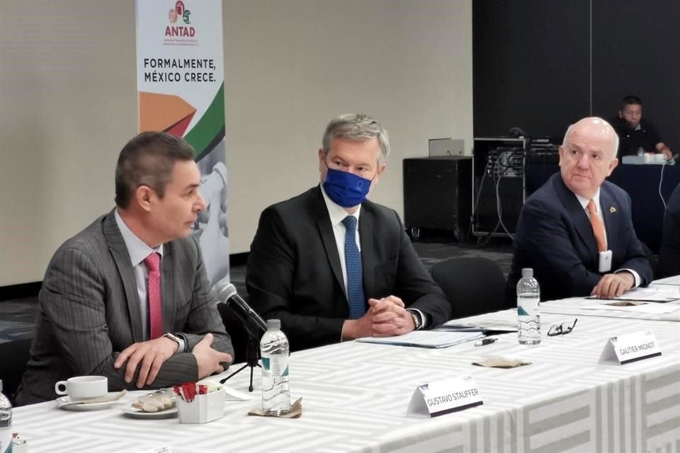 Gustavo Staufert, director de la Ofvc; Gautier Mignot, Embajador de la UE en México, y Vicente Yáñez, presidente ejecutivo de la ANTAD.