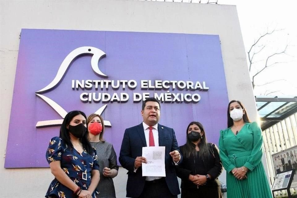 Panistas denunciaron a Edil de Iztapalapa ante el IECM por lanzar arengas a 4T, Sheinbaum y AMLO; acusan actos proselitistas y propaganda.