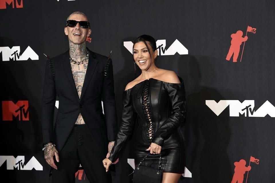 El rockero Travis Barker le propuso matrimonio a la socialité Kourtney Kardashian, este fin de semana, en Montecito, California.