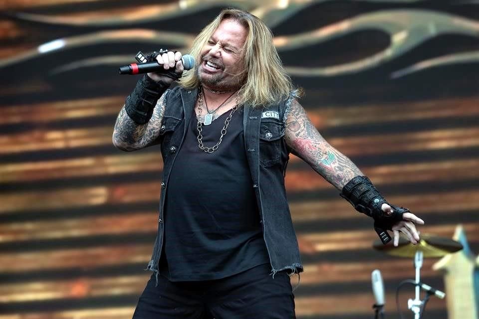 Vince Neil, vocalista y líder de la banda Mötley Crue, se cayó de un escenario en Tennessee; se recupera de un par de costillas rotas.