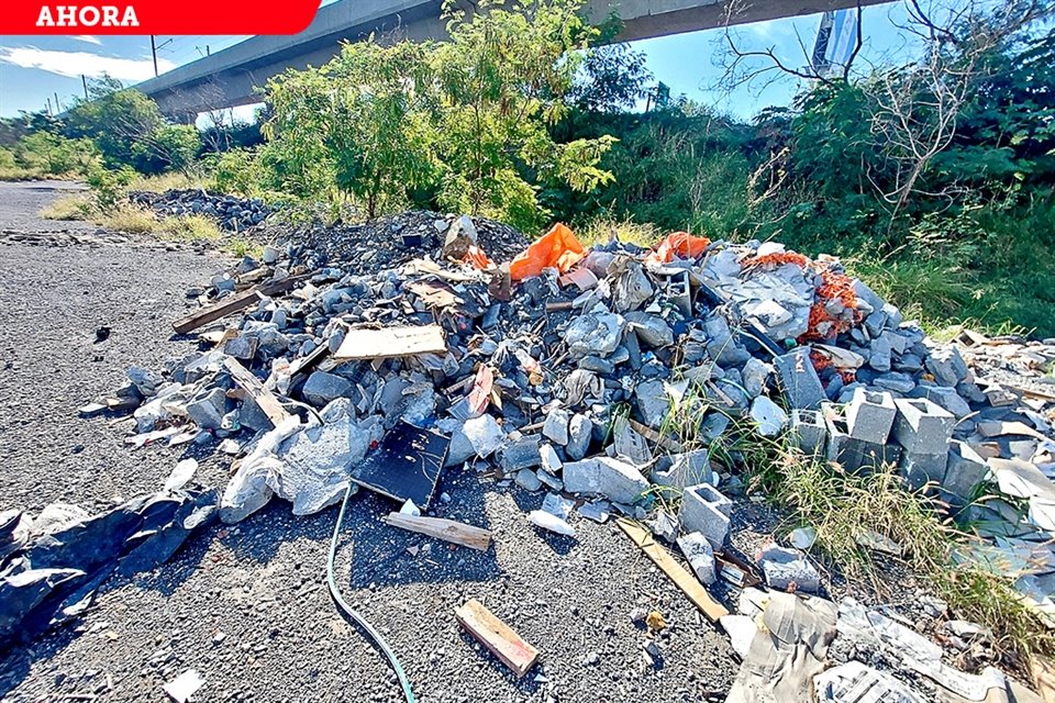 En la zona donde hubo un desmonte selectivo ahora lucen montones de escombro en el Río Santa Catarina, a la altura de Churubusco.
