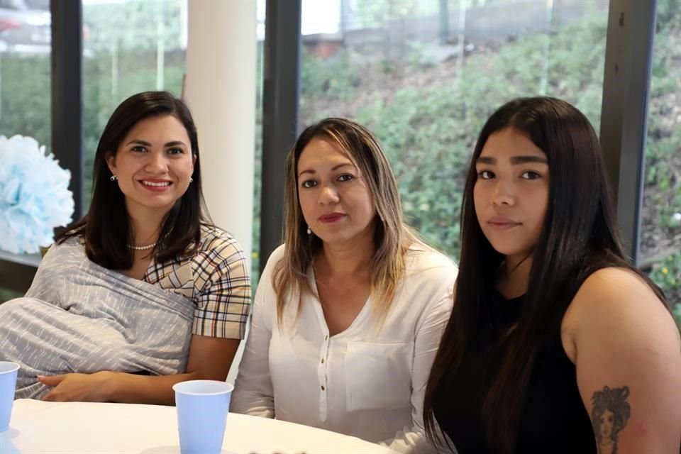 Evelyn Reyes, Griselda Silva y Estefany Peña
