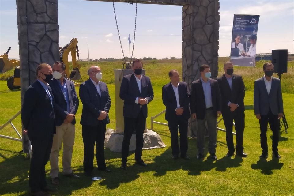 Ceremonia de colocación de la primera piedra de la construcción de la planta de envasado.