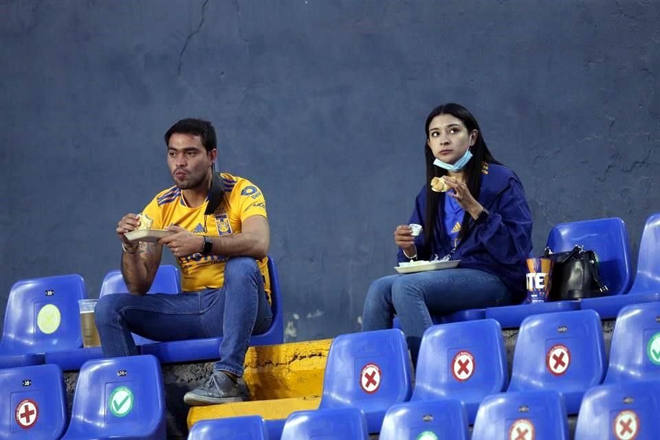 Observa las imágenes del ambiente en el Universitario.