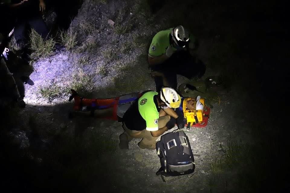 Rescatistas utilizaron equipo de cuerdas para descender hasta donde estaba el herido.