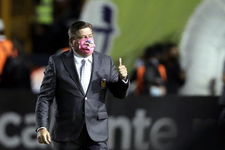 El 'Piojo' salió elegantemente vestido, como cada partido.