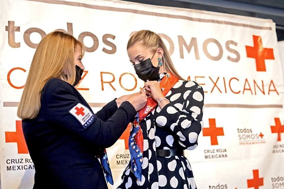 Beatriz Salinas, presidenta del Comité de Damas  Voluntarias de Cruz Roja Monterrey, coloca a Mariana  Rodríguez el pin y la pañoleta de presidenta honoraria.