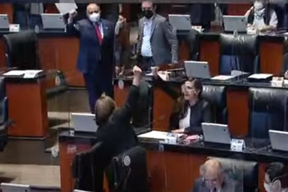 Las panistas Xóchitl Gálvez y Kenia López Rabadán lanzaron el grito de 'Goya' desde sus curules.