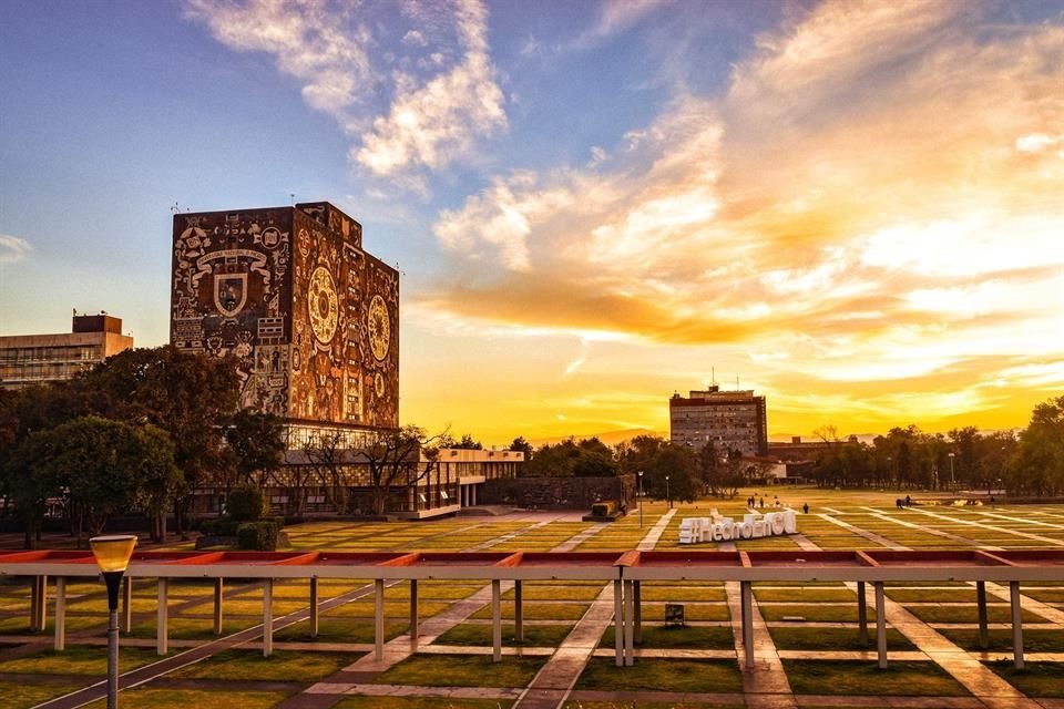 La UNAM, también llamada Máxima Casa de Estudios, es reconocida por su patrimonio cultural, sus investigaciones y sus egresados.