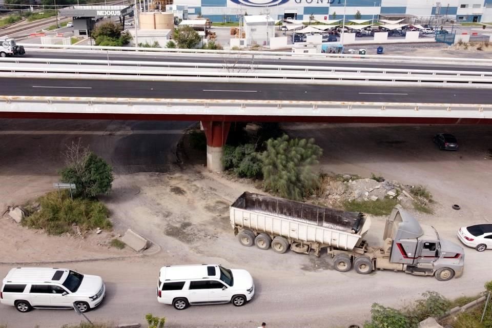 El retorno afectado se encuentra bajo el puente que conecta con la Autopista a Cadereyta.