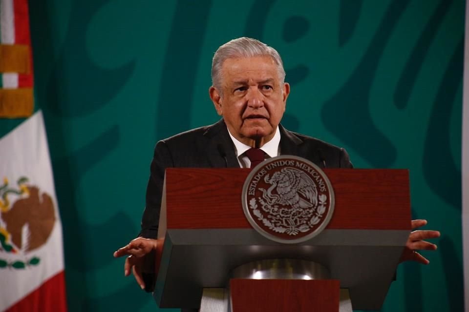 Andrés Manuel López Obrador en conferencia.