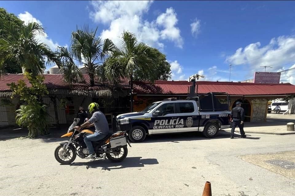 La Policía local resguarda el bar donde ocurrió el tiroteo.