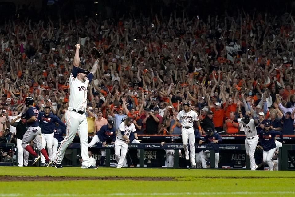 Así festejaron los Astros el out 27.