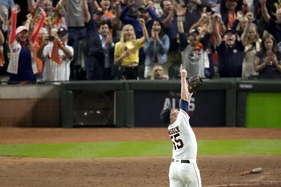 Ryan Pressly celebra tras lograr el out 27.