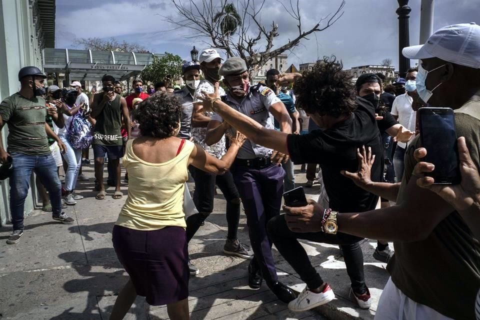 Personal de seguridad de Cuba detiene a  un manifestante el 11 de julio.