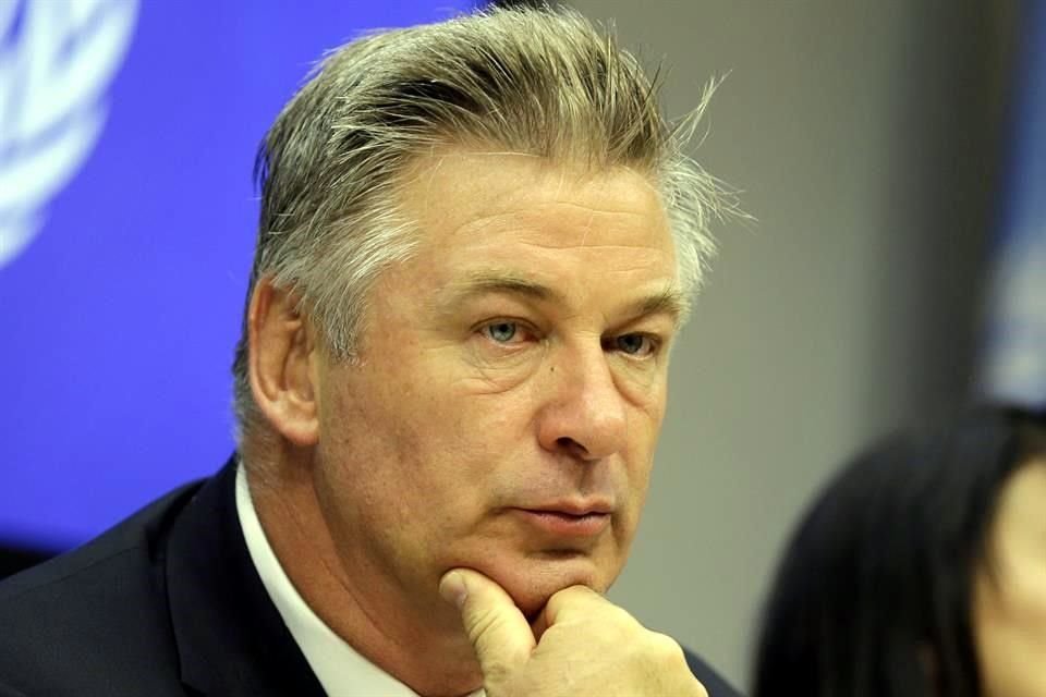 Experto en armas asegura que Alec Baldwin ignoró la principal regla de seguridad de armas, que consiste en no apuntar a otro ser humano.