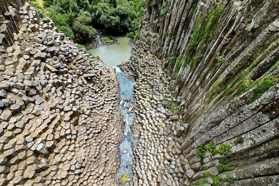 Admira los Prismas Basálticos, increíbles estructuras verticales de piedra des hasta 40 metros de altura. Muy cerca del centro de Huasca de Ocampo, primer Pueblo Mágico.