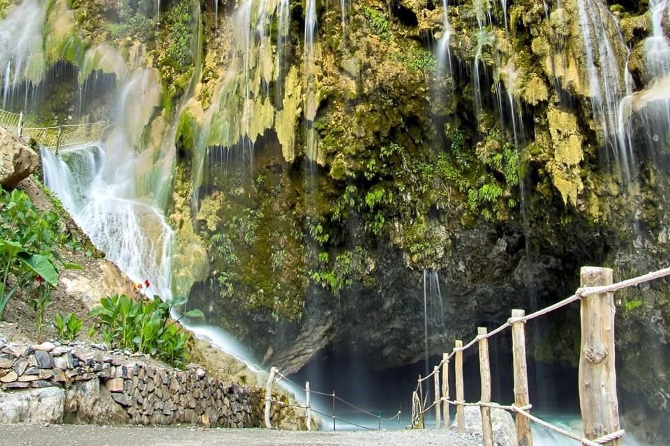 Visita las Grutas de Tolantongo, considerada joya del ecoturismo. Ejido de San Cristóbal, municipio de Cardonal.