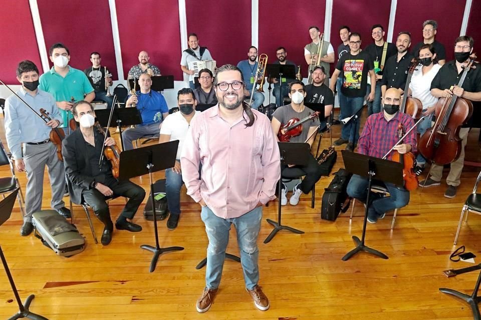 El artista (centro) ensaya con músicos en La Superior para su espectáculo de hoy en la Explanada de los Héroes.