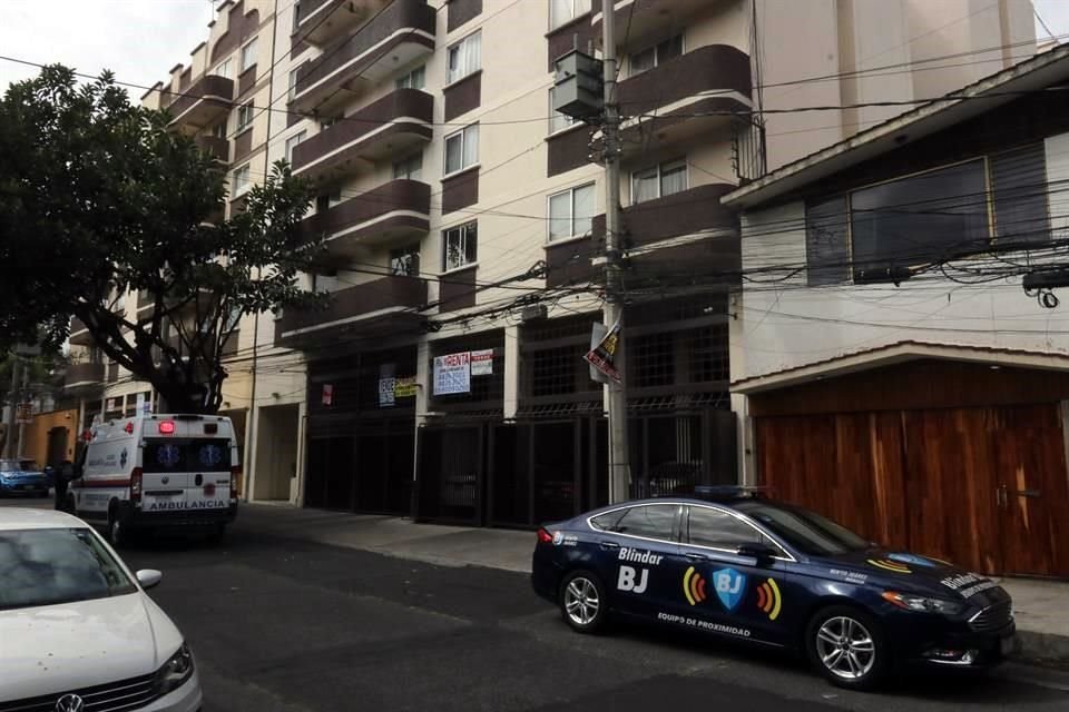Una mujer murió tras caer del tercer piso de un edificio habitacional localizado en la calle Tiburcio Sánchez de la Barquera 7 casi esquina con Claudio Arciniega en la colonia Merced Gómez.