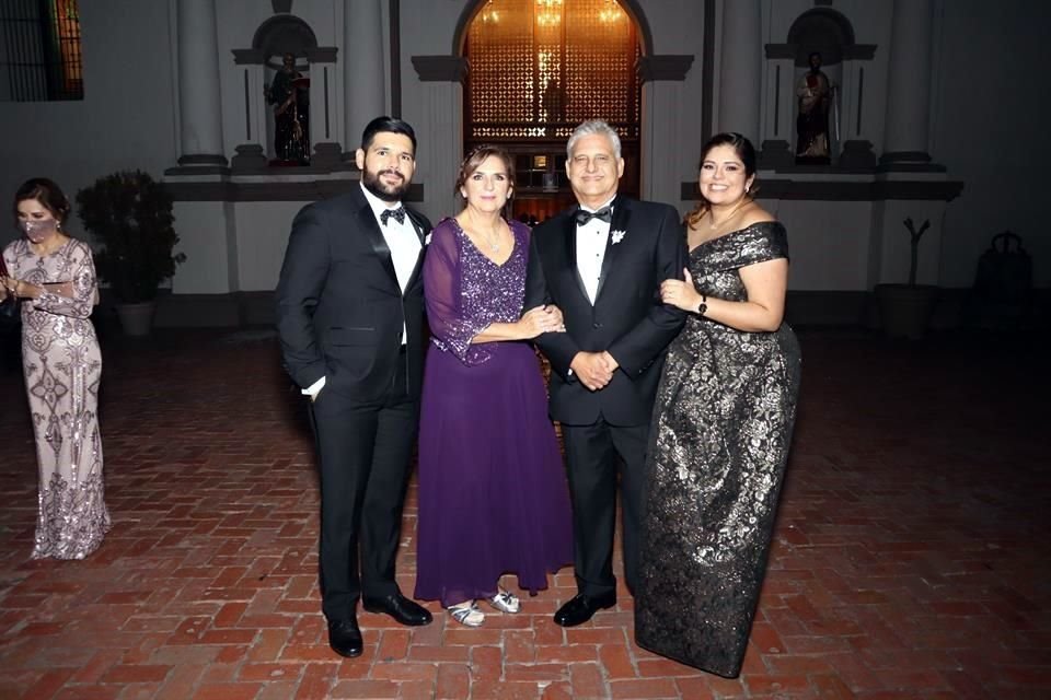 FAMILIA DEL NOVIO Ángel Cortés, Adriana Cano de Cortés, Mario Alberto Cortés Sánchez y Adriana Cortés