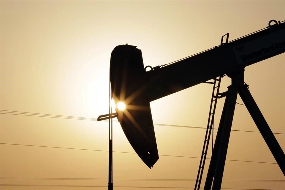 Los precios del WTI alcanzaron un techo de 99.10 dólares el barril el día anterior, cerrando con un alza superior al 4 por ciento. 