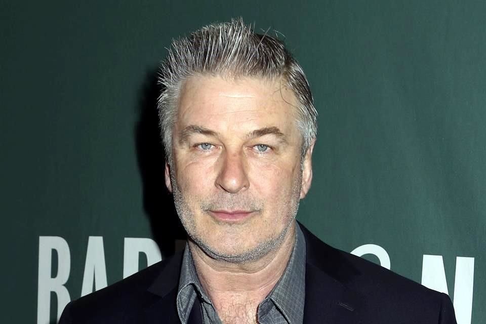 Según fuentes, la pistola que disparó Alec Baldwin y que mató a una mujer en un set de rodaje, era usada para practicar tiro al blanco real.