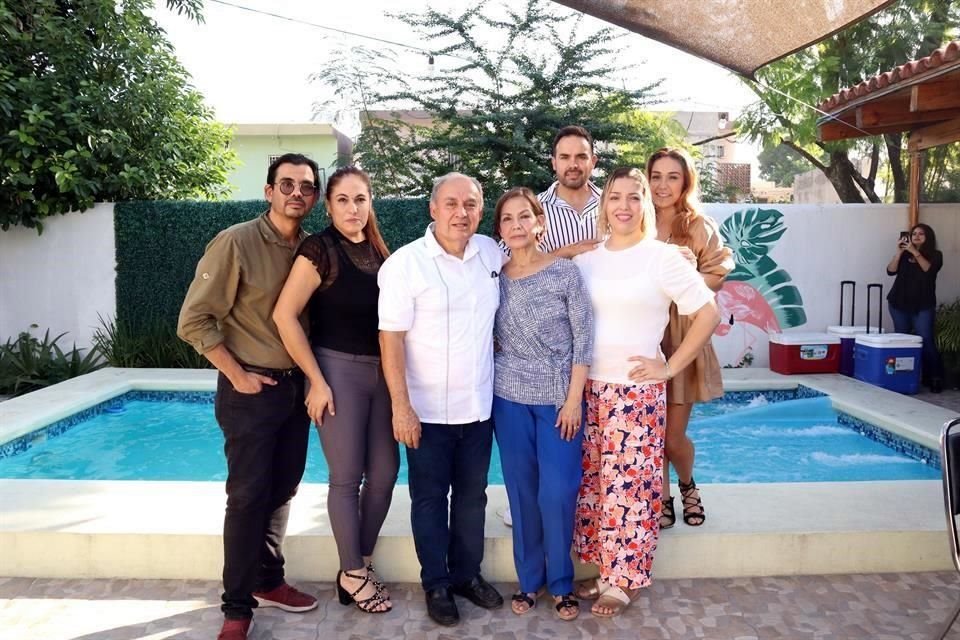 Jonathan Gutiérrez, Verónica García de Gutiérrez, Javier Gutiérrez Duarte, Rosalva Navarro, Rosa Ángela Gutiérrez, (atrás) Javier Gutiérrez y Ana Navarro