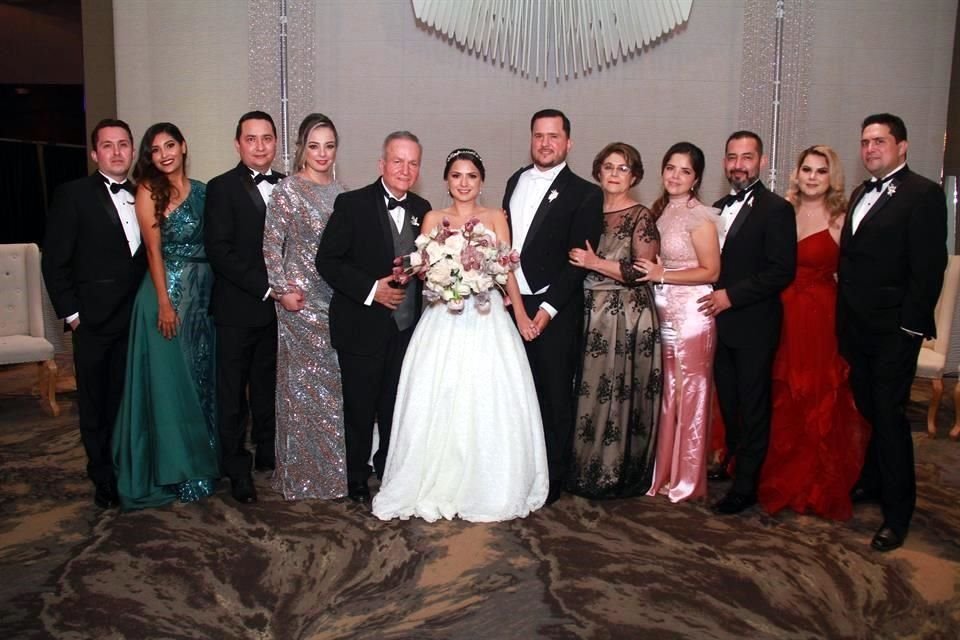 Marcela Carrillo Aguirre y José de Jesús Ploneda Hernández con sus familias