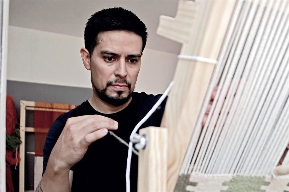 El artesano Renato Holguín dirige Obraje Norte, en el Centro de Monterrey.