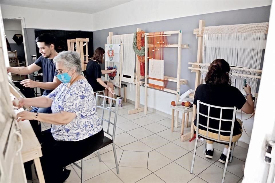 Los estudiantes son guiados por el artesano para realizar las piezas.