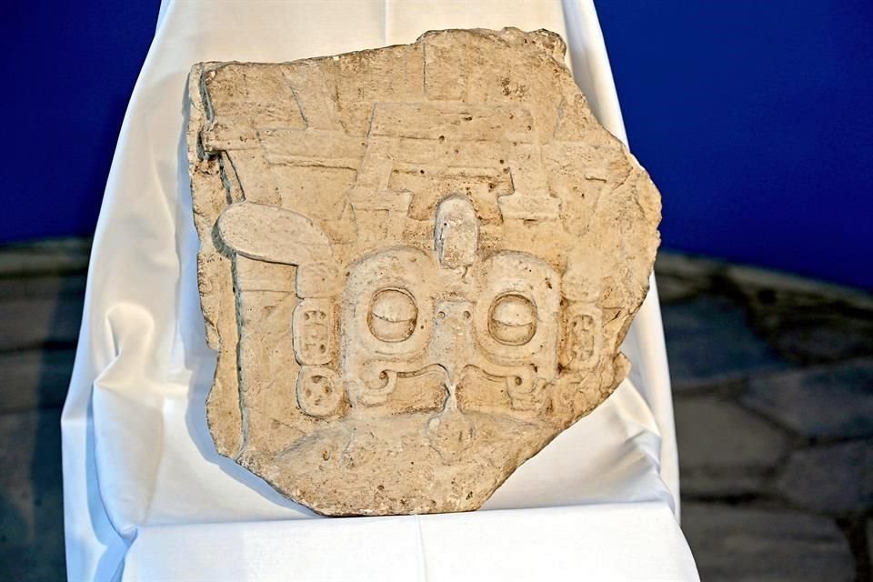 La Estela No. 9 representa el tocado del llamado Gobernante 4.