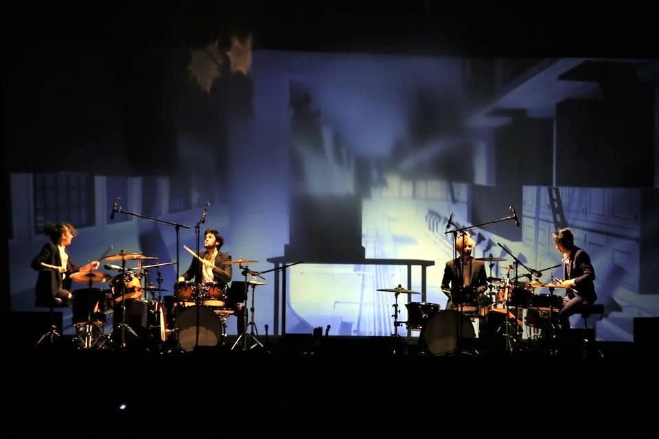 Ante cientos de asistentes, Les Percussions de Strasbourg brindan anoche un show intenso que combina música  y escenas de ensueño, en la Explanada de los Héroes.