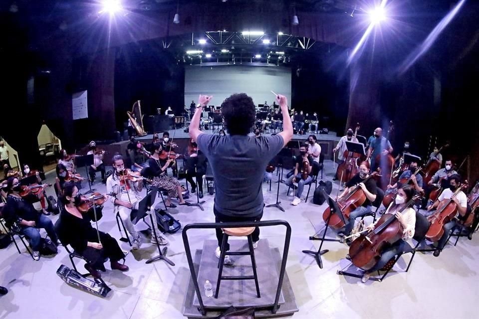 La Sper es una nueva orquesta conformada por alumnos, ex alumnos  y egresados de la Escuela Superior de Msica  y Danza de Monterrey.