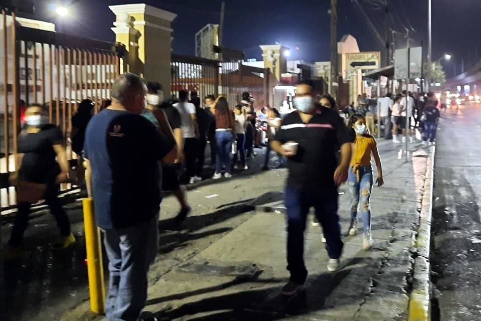 Los asistentes a la Expo Feria fueron desalojados luego del accidente del pequeño teleférico.