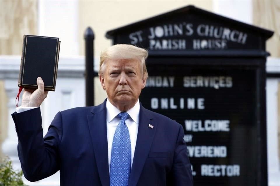 Donald Trump sostiene una biblia afuera de una iglesia cerca de la Casa Blanca, durante las protestas contra el racismo en EU en 2020.