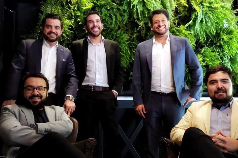 Arriba: Mario Miranda, CEO de Ecomsur (centro), y Jorge Fernández-Gallardo, gerente general de Ecomsur para el norte de América Latina (derecha).