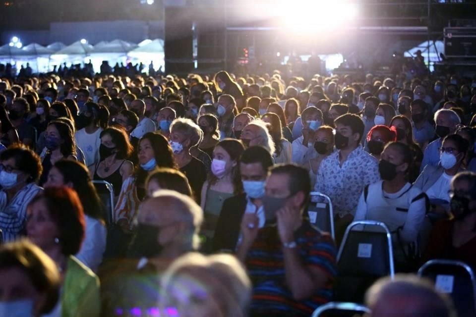 El nutrido pblico aplaudi con entusiasmo la interpretacin de la orquesta.