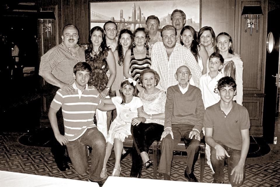 Juan formó una familia a lado de su esposa Mágala y sus hijos Mágala, Juan Antonio y Florencia Fidalgouret, así como sus nietos y bisnietos.