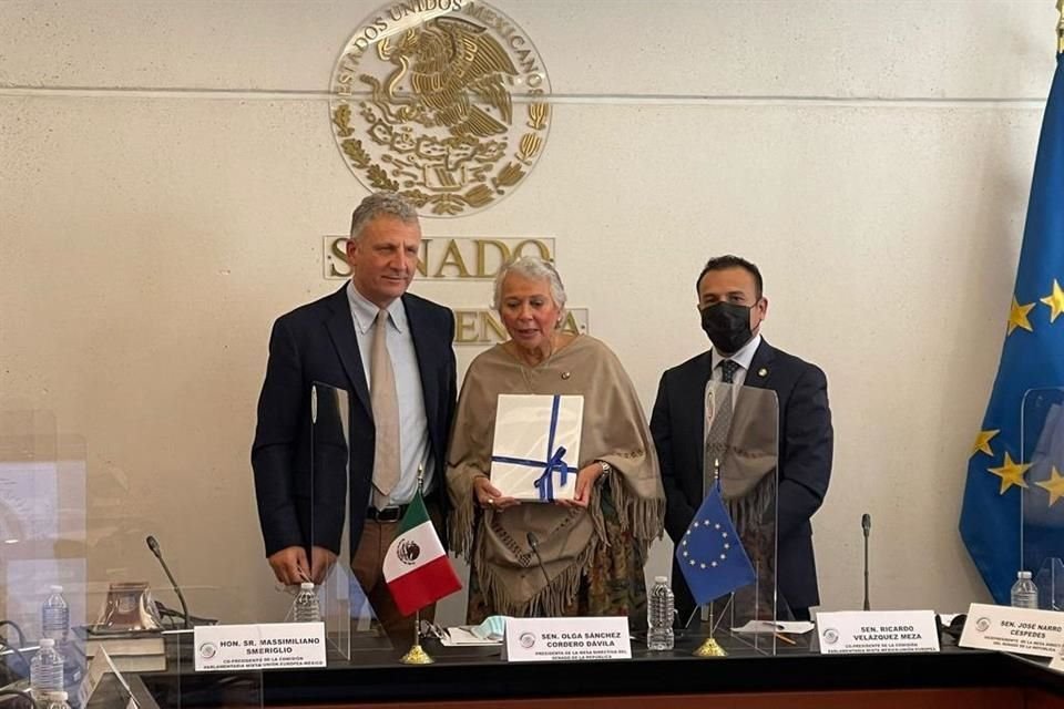 Massimiliano Smeriglio (izq.) visitó el Senado, presidido por Olga Sánchez Cordero (centro).