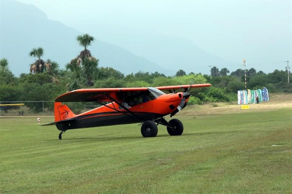 Evelyn Cárdenas y Arturo Guerra, en un Carbon Cub