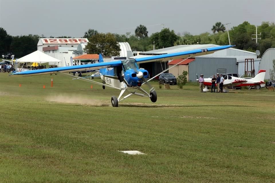 Tony Hernández, pilotenado un Super Cop
