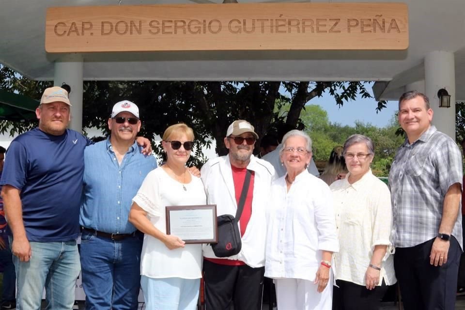 Alberto Gutiérrez, Sergio Gutiérrez, Lulu Gutiérrez, Luis Gutiérrez,  Mary de Gutiérrez, Laura Gutieérez y Luis Gutiérrez
