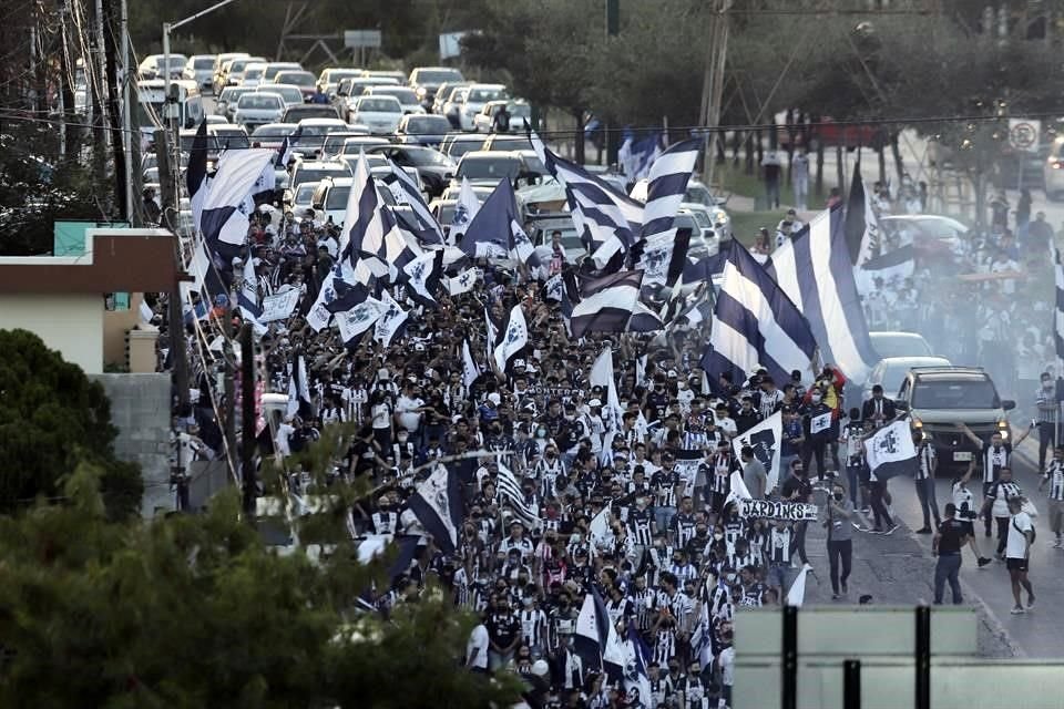 Observa los detalles del ambiente de la Final Rayados-América por la Concachampions.