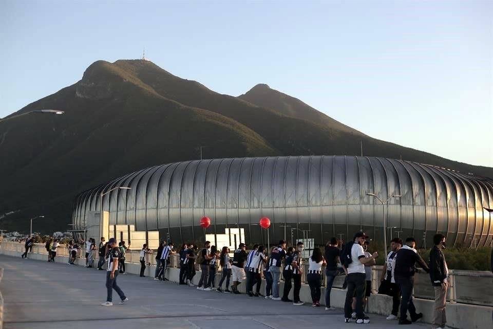 Observa los detalles del ambiente de la Final Rayados-América por la Concachampions.