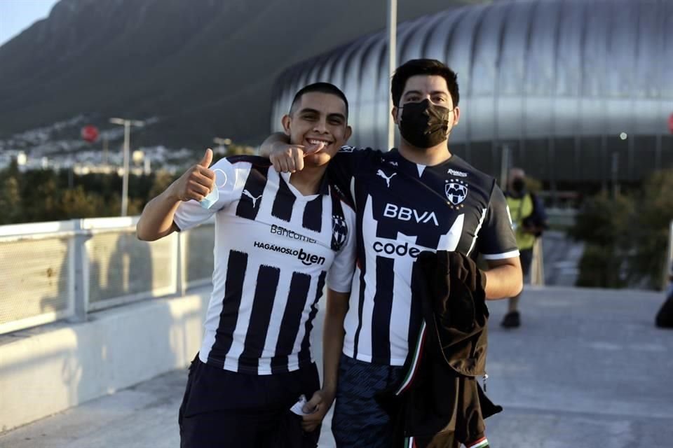 Observa los detalles del ambiente de la Final Rayados-América por la Concachampions.