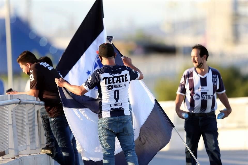 Observa los detalles del ambiente de la Final Rayados-América por la Concachampions.