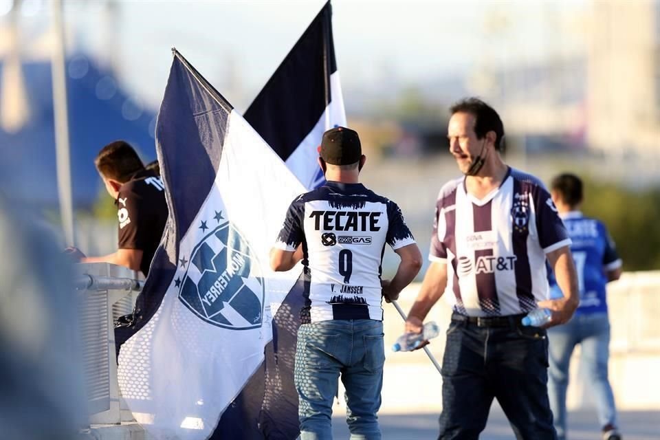 Observa los detalles del ambiente de la Final Rayados-América por la Concachampions.